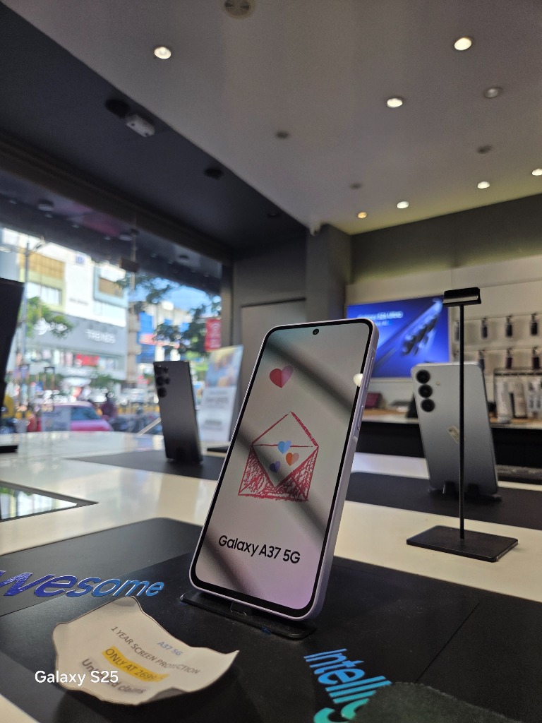 Showroom Smartphone Display Table
